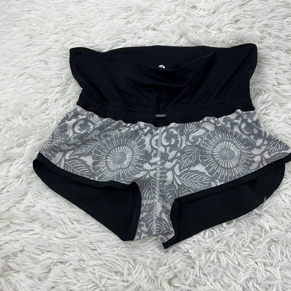 Lululemon Flip Out Boardshort Black / Beachy Floral White Fossil - Picture 5 of 6